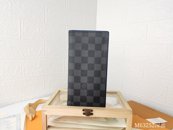 LVコピーウォレット着用イメージ